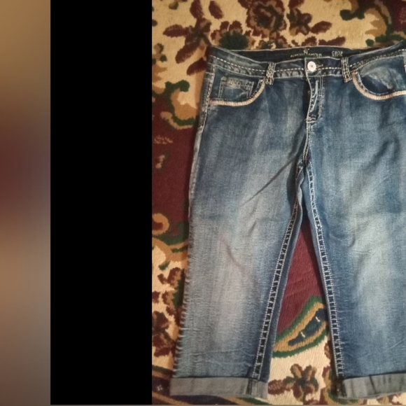 🤠Almost Famous Cropped Embroidered Jeans Size 15 - Picture 2 of 7